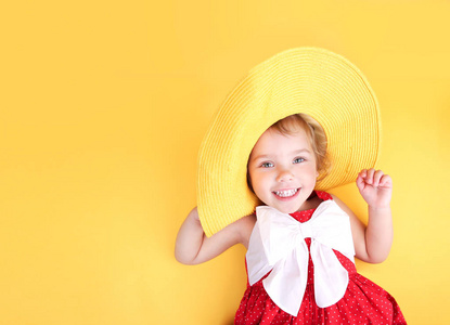 小女孩在黄帽子空白的背景,高加索儿童和照片