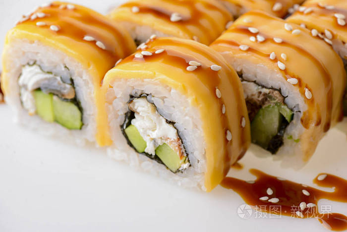 寿司卷费城奶酪烟熏三文鱼奶油奶酪黄瓜一套八个芝士寿司卷隔离