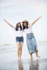 两个快乐的亚洲少年在海边度假图片