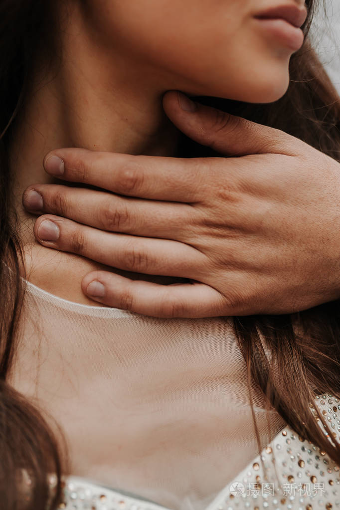 亲密的男人温柔地抚摸着女人的脸情侣们站在街上拥抱