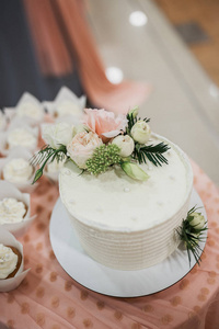 鲜花蓝莓白色婚礼蛋糕