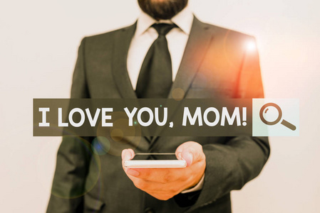写便条，表达我爱你，妈妈。商务照片展示爱的信息情感情感情感温暖的宣言男性穿着正式的工作服手持智能手机用手。