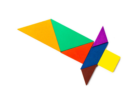 白色背景下剑形彩色木七巧板照片