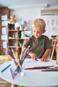 年轻的白人小孩在幼儿园玩玩具。就学前的