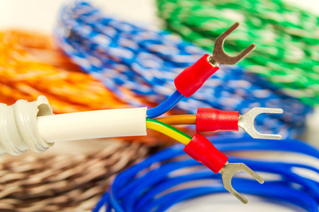 电压波动安装前三根带端子的电线照片