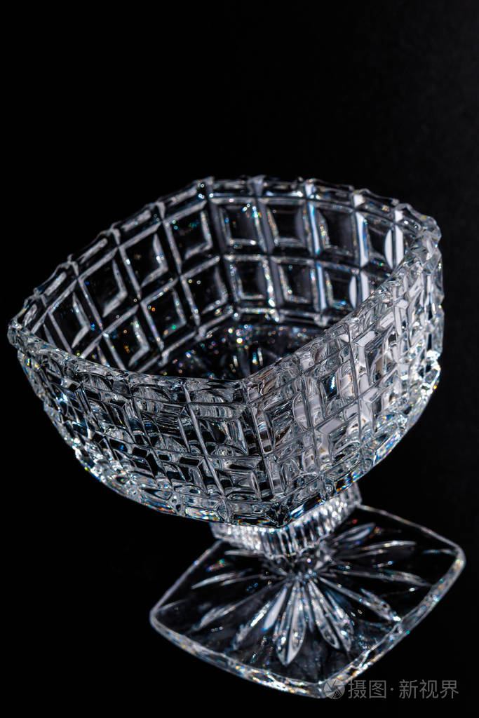黑色背景上孤立的水晶糖碗