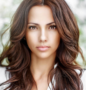 美丽的棕色头发女孩脸完美的皮肤特写照片