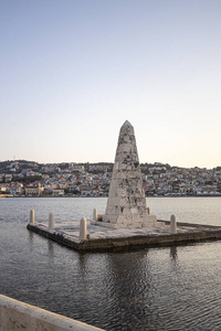 爱奥尼亚海的纪念碑。阿戈斯托利。凯法洛尼亚。希腊