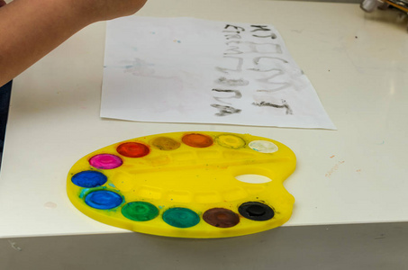 调色板 作业 教育 乐趣 小孩 桌子 快乐 学校 水彩 油漆