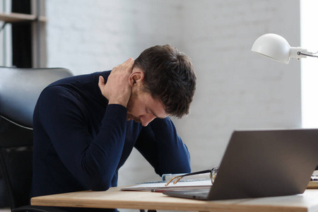 倦怠综合症. 慢性疲劳. 抑郁. 精神障碍. 那个女人惊慌失措. 矢量图.