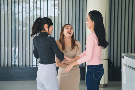 亚洲上班族亚洲上班族在办公室大厅里站着说话.照片