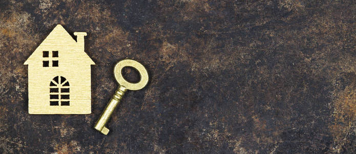 家庭保险概念，带金钥匙的房子形状，网页横幅