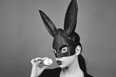 女兔子,复活节兔子女孩.红底复活节彩蛋上的红唇印.女性嘴吻.