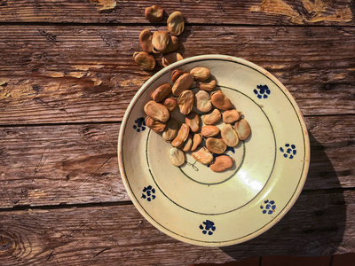 普利亚传统陶瓷盘子里的干蚕豆图片