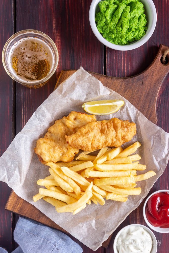 木制背景上的炸鱼和薯条英国快餐食谱小吃加啤酒英国菜