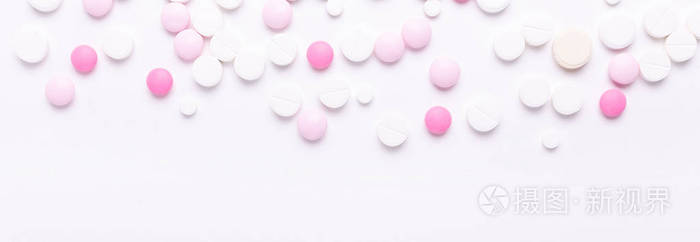 白底粉白色药丸。一堆各式各样的药片和药丸。横幅。