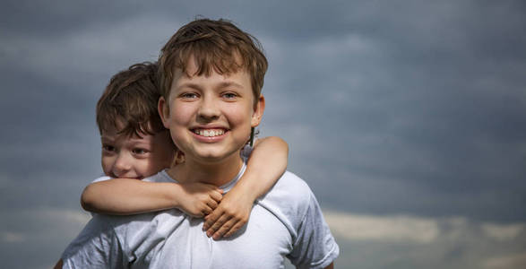 两个快乐快乐的微笑男孩的画像在草地上的精灵