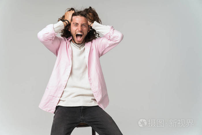 患强烈头痛的恼怒男子