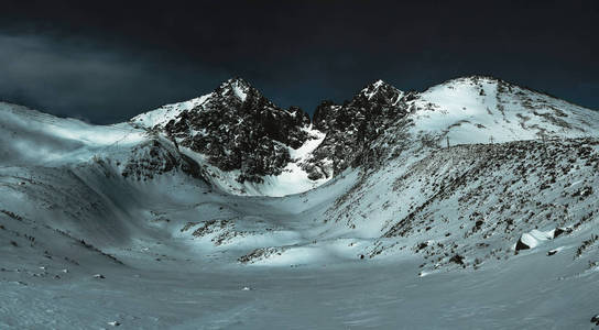 山的全景雪山覆盖着深色的山峰