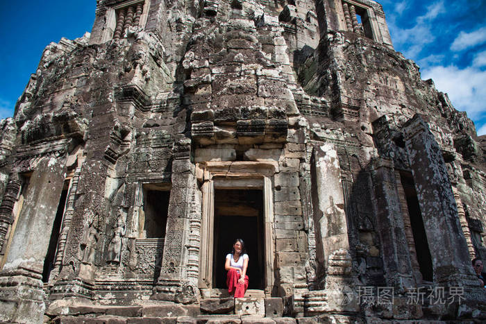 美丽，美丽，年轻的泰国女孩正在柬埔寨暹粒吴哥窟寺庙的城市首都的印度教寺庙群的古老废墟中探险。世界上最大的宗教纪念碑