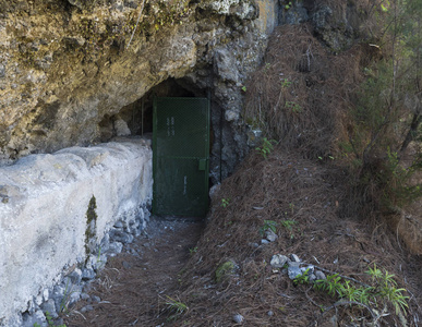 从西班牙加那利群岛拉帕尔马岛拉斯尼维斯出发的马德拉马德拉危险徒步旅行小道，关闭了通往隧道的铁门