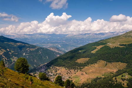 夏季山地景观