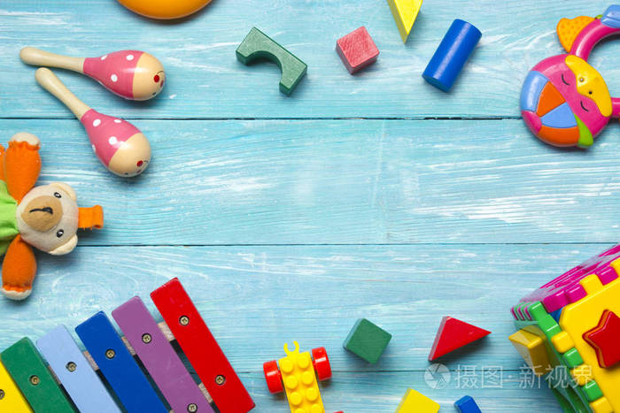 木制背景上的彩色儿童玩具框架俯视图平躺复制文本空间