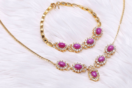 金色珠宝，粉色宝石项链