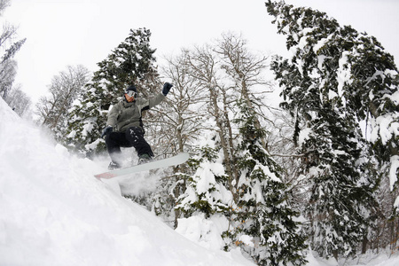 男人 滑雪板 寒冷的 危险的 冻结 乐趣 滑雪者 假期 极端