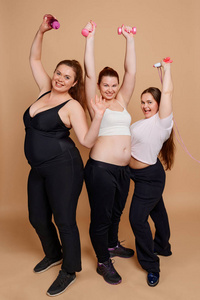 超重妇女在健身房摆姿势。准备好减肥改变生活了吗