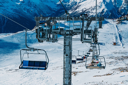 冬季阳光明媚的山地滑雪场缆车升降机