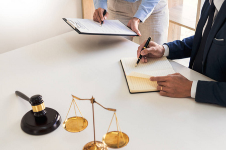 男律师或法官咨询委托人查阅合同文件，提出法律建议法律服务理念。