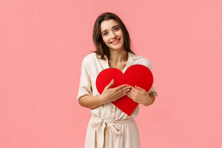 憨态可掬,妩媚动人的女子,将情人节卡片按在胸前,手持心形招牌,微笑着