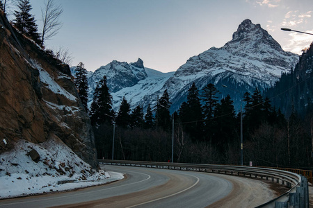 晚上转山路去滑雪场