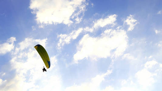 滑翔伞逆天飞过罗布的考仁来山