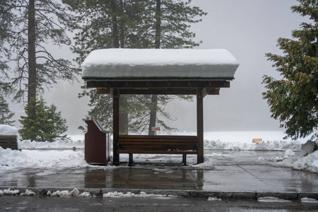 暴风雪中泥泞的公共汽车站图片