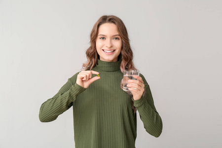 浅色底色涂着鱼油的年轻女子图片