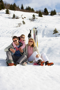 爸爸 在一起 滑雪 微笑 拥抱 野餐 白种人 二十岁 夫妇