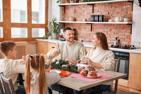一家人吃圣诞晚饭图片-一家人吃圣诞晚饭素材-一家人吃圣诞晚饭插画-