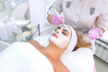 美容师给美女顾客面部图片