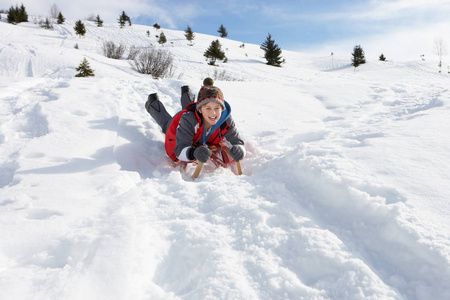 斜坡 微笑 复制空间 雪橇 假期 冬天 下坡 假日 男孩