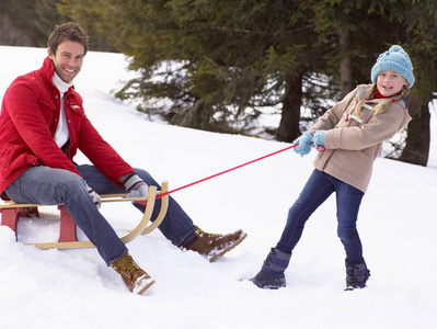 外部 冬天 女孩 假日 在一起 父亲 乐趣 假期 雪橇 爸爸