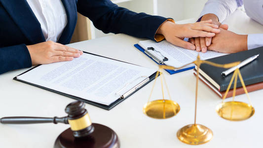 女律师或女律师提供牵手慰问委托人的信任承诺，法律咨询的法律理念。