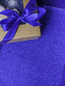 节日礼品包装礼品盒，蓝色缎带蝴蝶结，时尚蓝色背景，复制空间