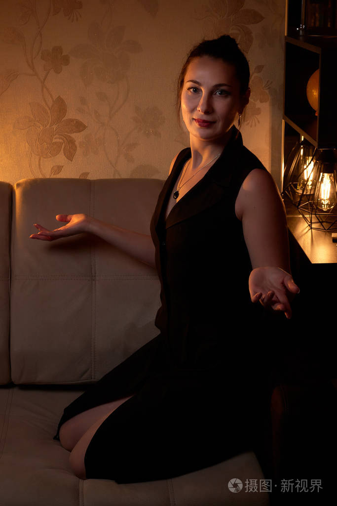 elegantprettymiddleagedwomanwithnicelampatthedarkroom