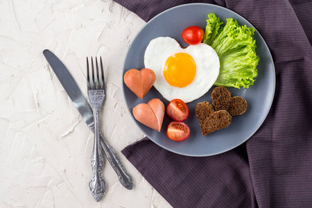 情人节早餐，心形煎蛋，灰色盘子。