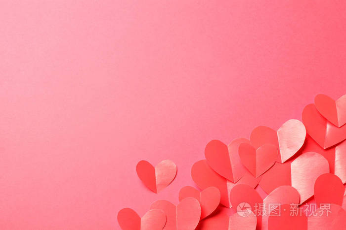 红色纸心形图案粉红色背景