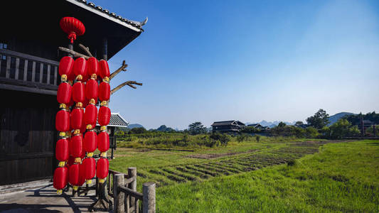 中式住宅屋檐下悬挂的红灯笼图片