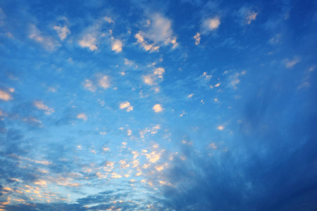 美丽的云朵在蔚蓝的夕阳天空之上,多云的背景安娜普尔娜黄昏云阴天