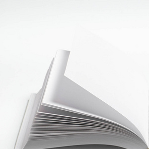 在白色设计纸背景下的开放式空白方块模型